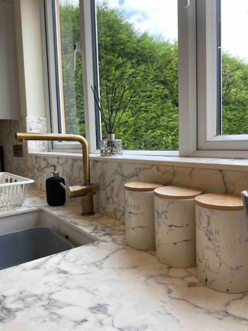 Larks Leaze Lodge, Steeple Ashton, Wiltshire 트로브리지 외부 사진
